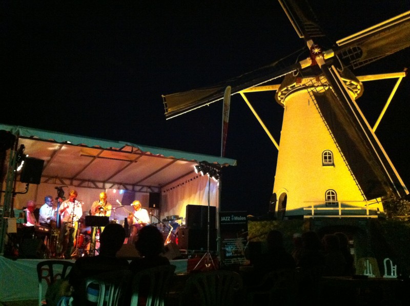 Dubbel podium Jazz bij de Molen Elden, inclusief lichtinstallatie.